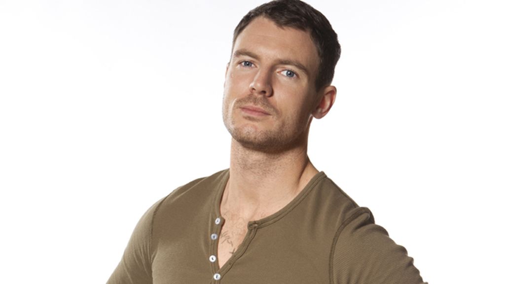 Richard Flood es Tommy McConnel