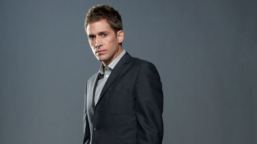 Un Sherlock Holmes del siglo XXI, que llega a la capital del juego junto a Elisabeth Shue