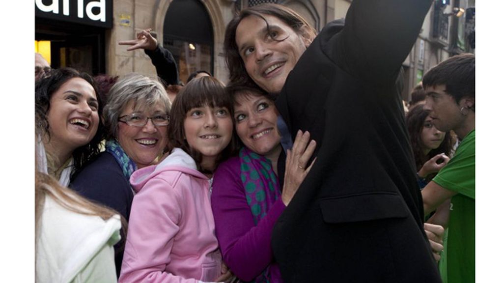 Los ‘reyes’ Michelle Jenner y Rodolfo Sancho desfilan ante sus fans por la alfombra verde