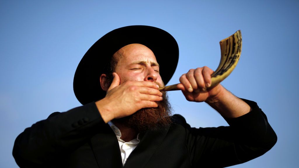 Un judío ultraortodoxo sopla un shofar en Ashdod, Israel