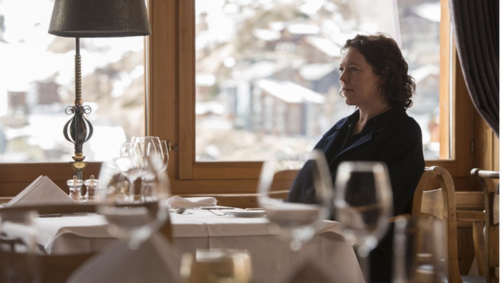 Olivia Colman es Angela Burr