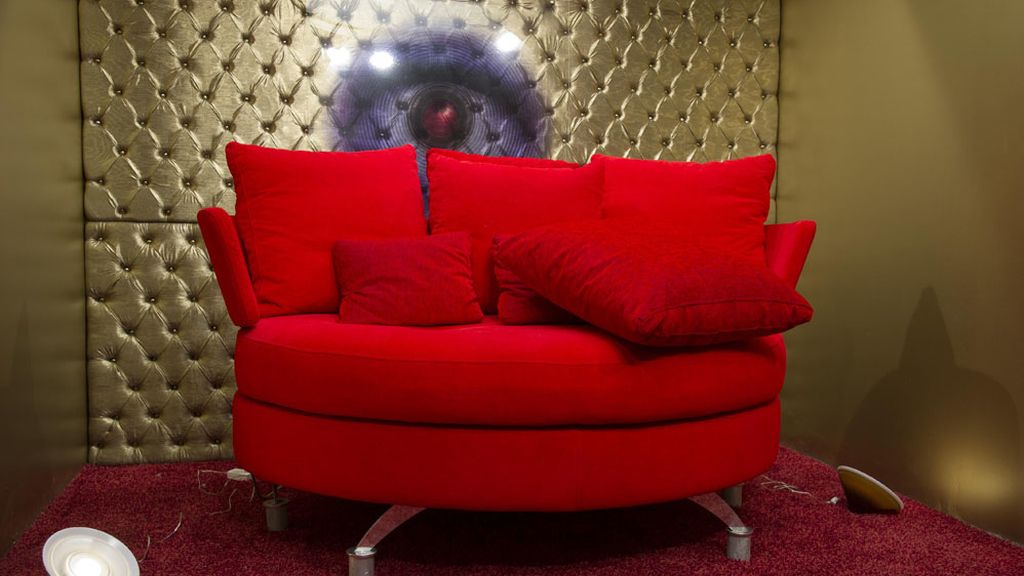 Una cama en la piscina y una ducha transparente, novedades