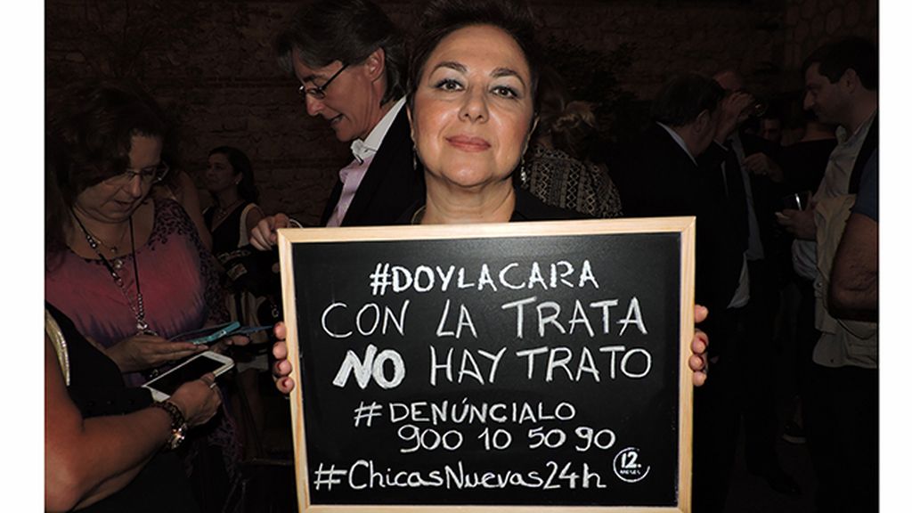 Pilar Machi, que canta el tema principal de la película, da la cara en el estreno de 'Chicas Nuevas 24 Horas'