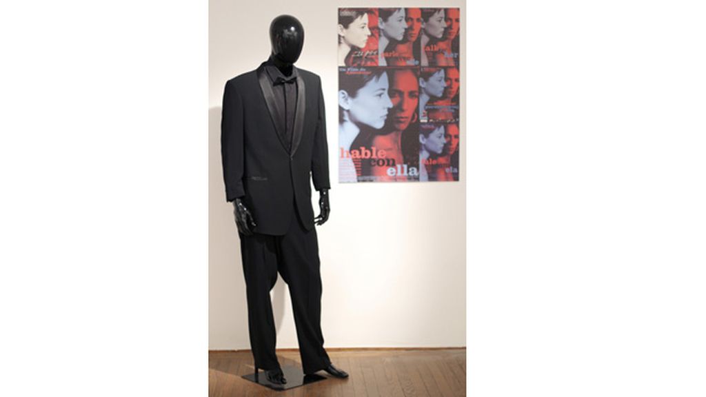 Traje con el que Pedro Almodóvar recogió la estatuilla por 'Hable con ella'