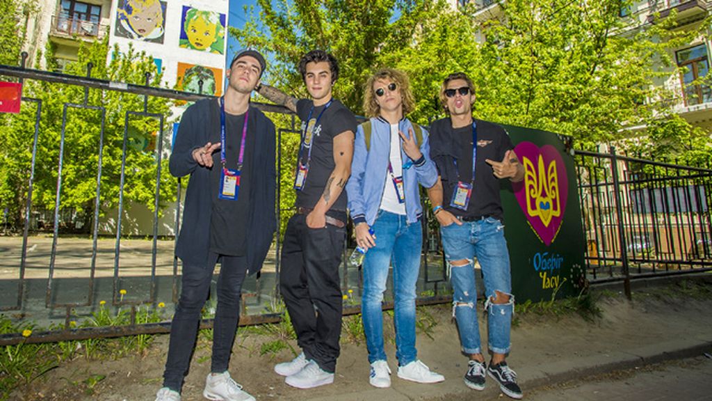 Una sencilla camiseta blanca para patear Kiev el 6 de mayo