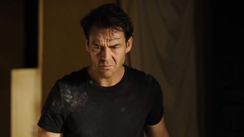 Marton Csokas, un inspector de pasado oscuro que investiga en una Sevilla sombría