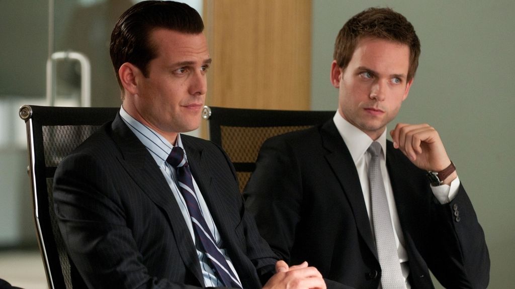 Grandes dosis de provocación e ironía de la mano de dos apuestos abogados en Manhattan