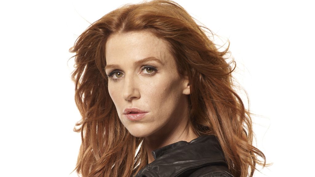 Poppy Montgomery es Carrie Wells