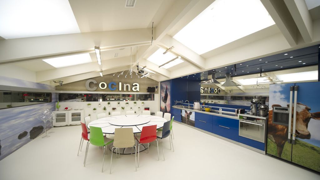 Una cama en la piscina y una ducha transparente, novedades