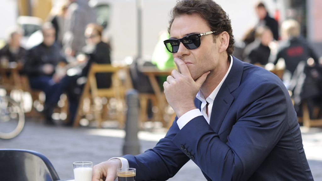 Marton Csokas, un inspector de pasado oscuro que investiga en una Sevilla sombría