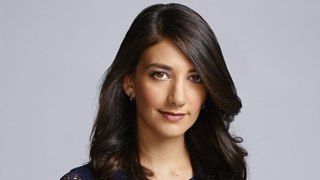 Sheila Vand es Maureen James