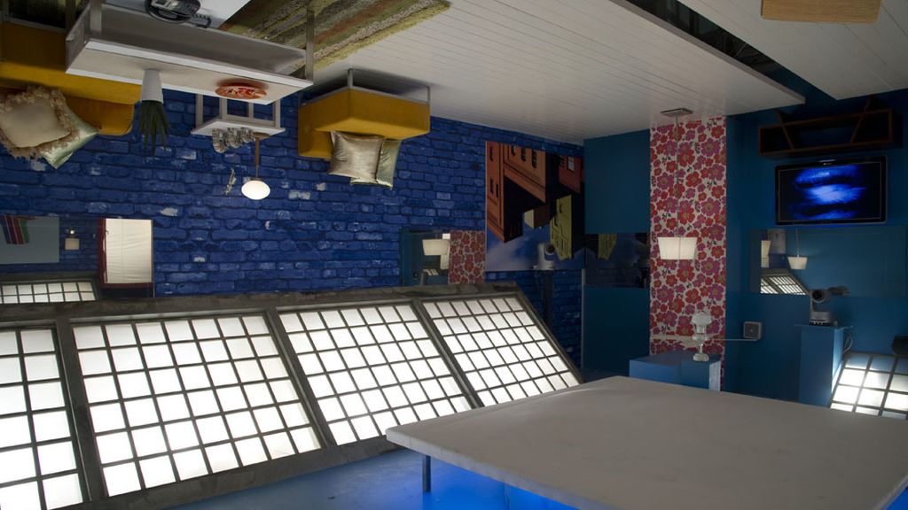 Una cama en la piscina y una ducha transparente, novedades