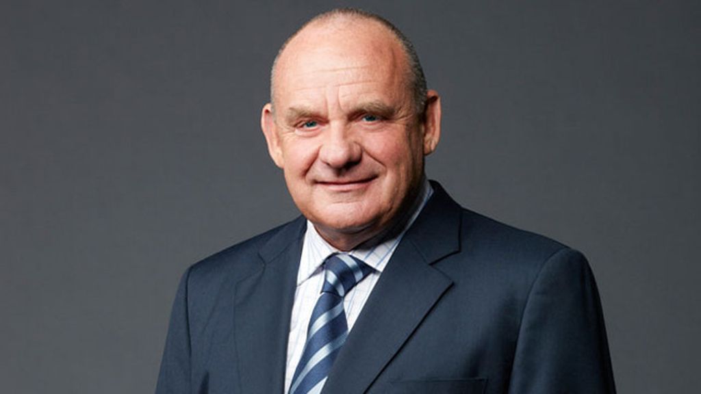 Un Sherlock Holmes del siglo XXI, que llega a la capital del juego junto a Elisabeth Shue