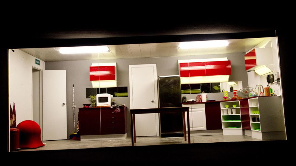 Una cama en la piscina y una ducha transparente, novedades