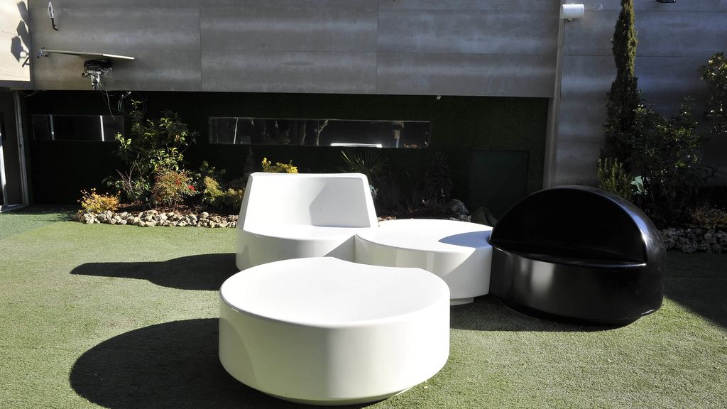 Una cama en la piscina y una ducha transparente, novedades