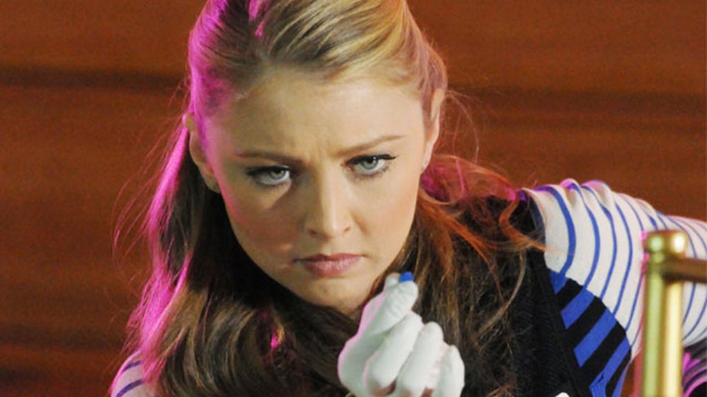 Un Sherlock Holmes del siglo XXI, que llega a la capital del juego junto a Elisabeth Shue