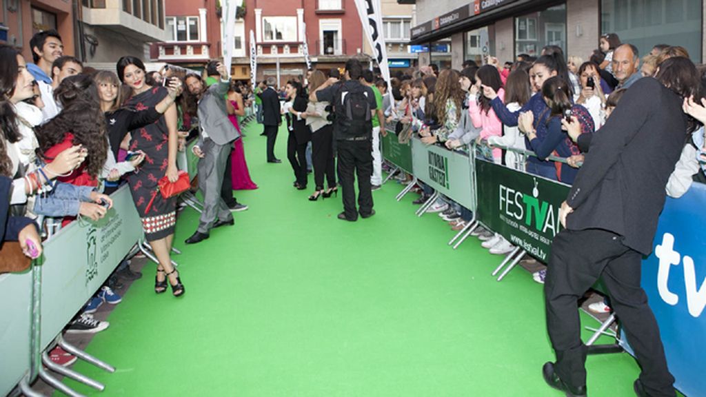 Los ‘reyes’ Michelle Jenner y Rodolfo Sancho desfilan ante sus fans por la alfombra verde