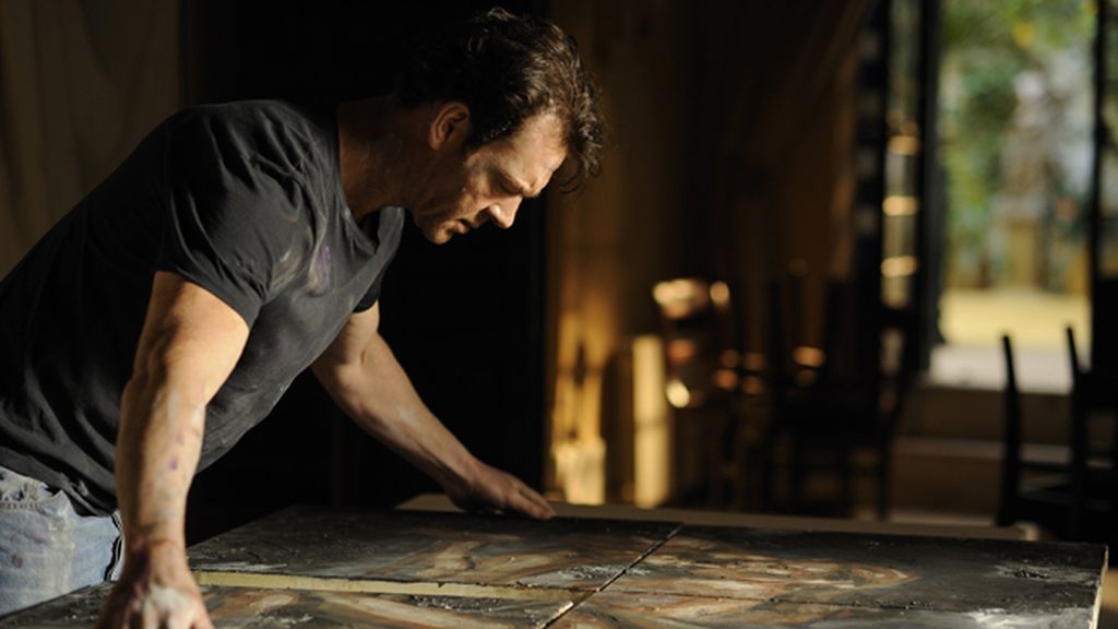 Marton Csokas, un inspector de pasado oscuro que investiga en una Sevilla sombría