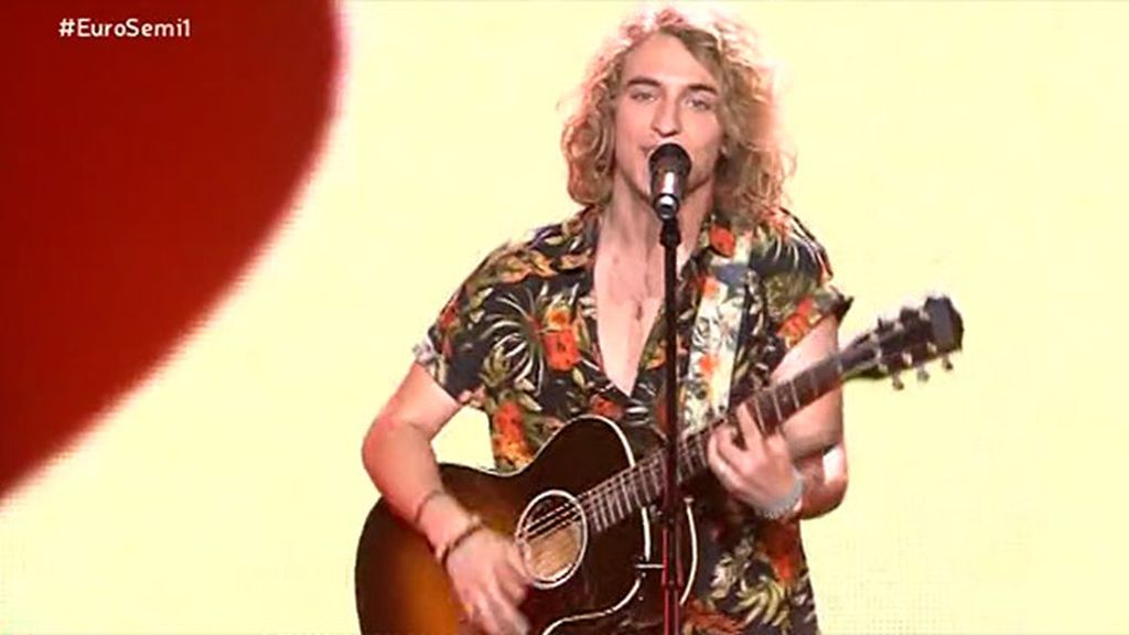 En el preestreno de la primera semifinal, el 9 de mayo, tripite la camisa surfera