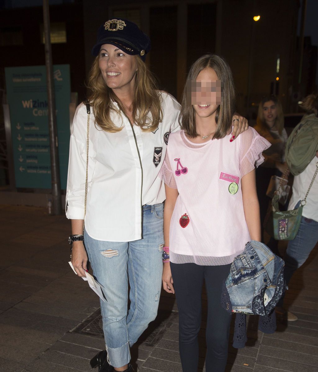 La modelo y ex miss Raquel Rodríguez, con un toque militar y su hija Anna Arrinda