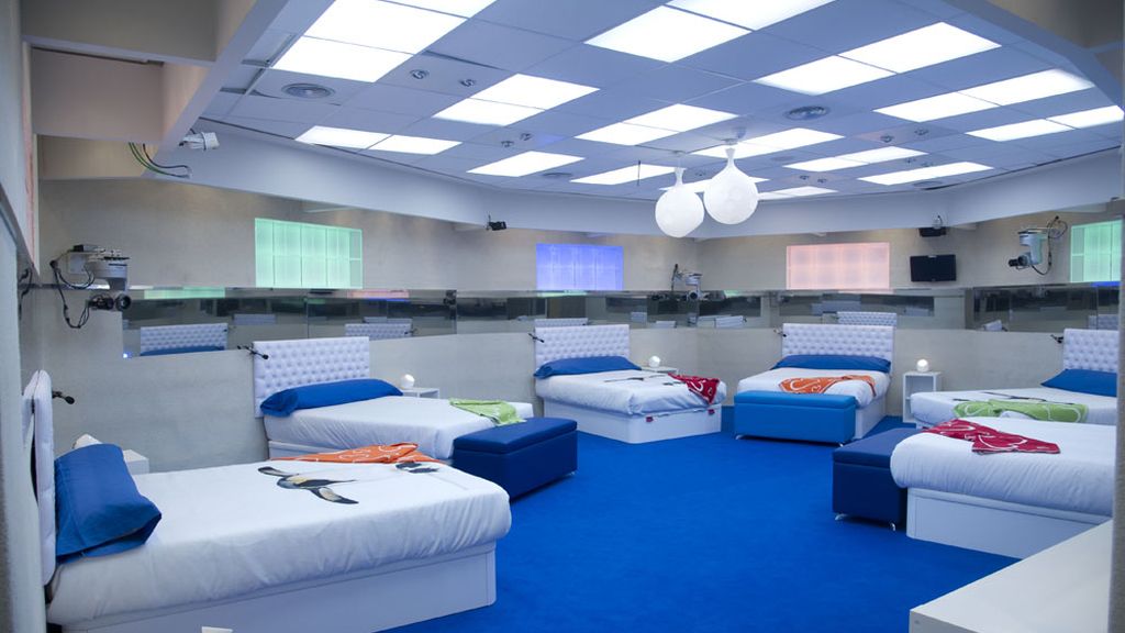 Una cama en la piscina y una ducha transparente, novedades