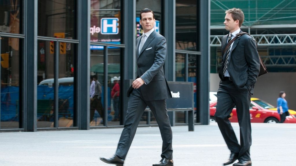 Grandes dosis de provocación e ironía de la mano de dos apuestos abogados en Manhattan