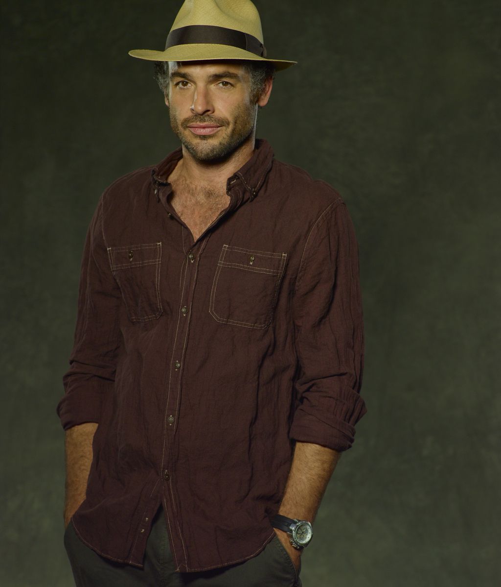 Paul Blackthorne es Clark