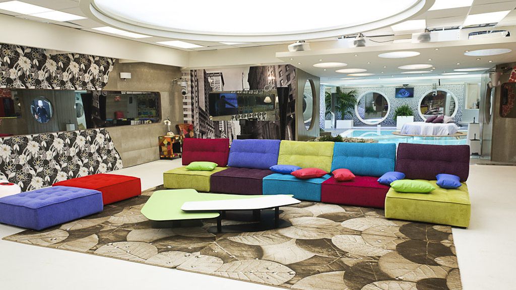 Una cama en la piscina y una ducha transparente, novedades