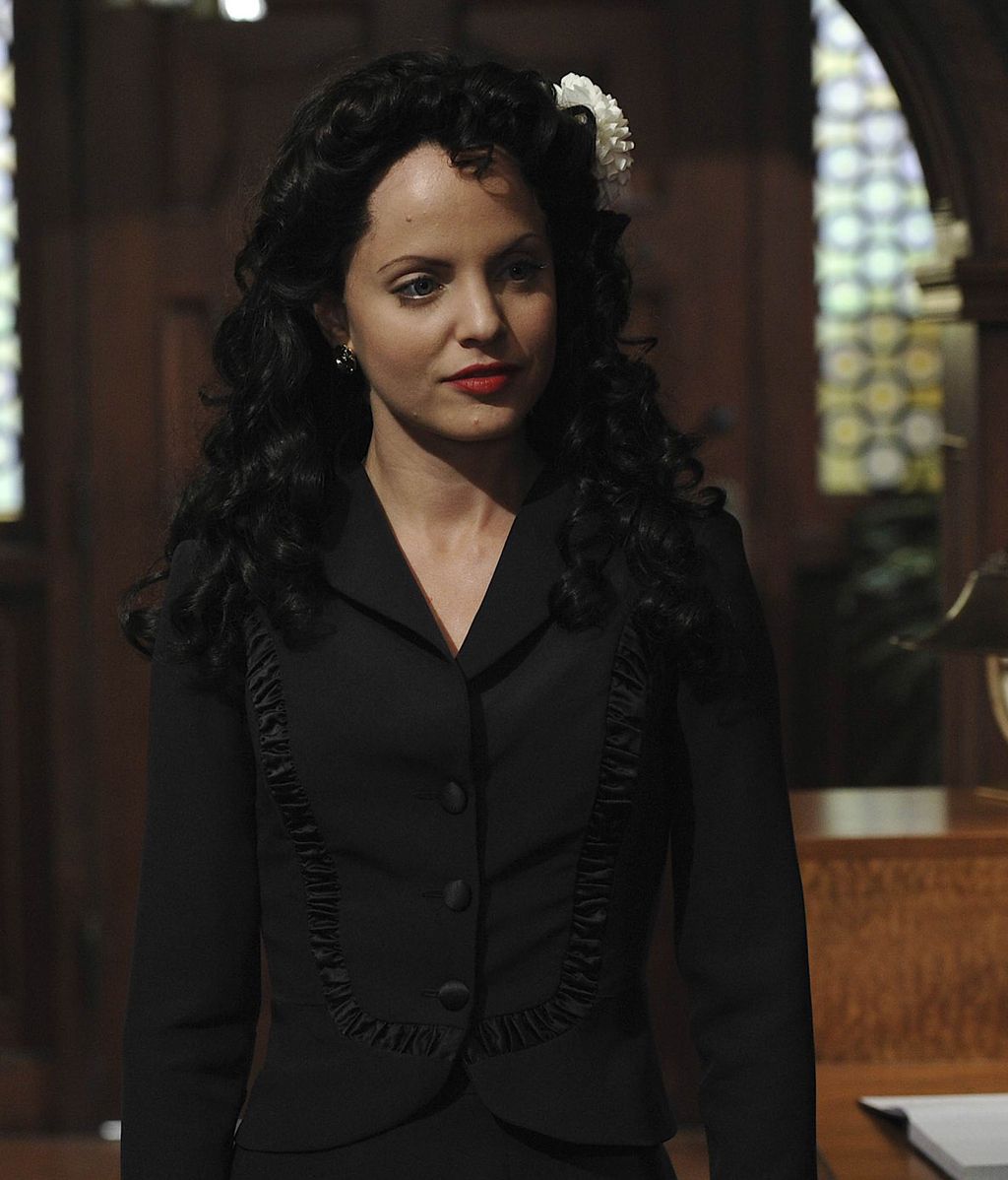 Mena Suvari es Elizabeth Short