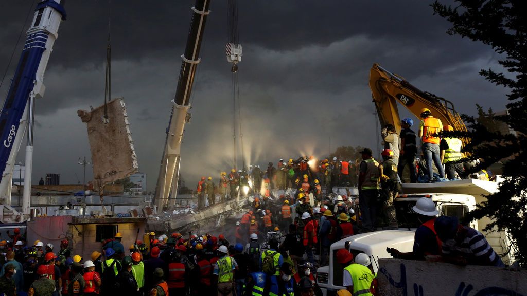 Equipos de rescate buscan vida entre los escombros de un edificio derrumbado tras el terremoto en México
