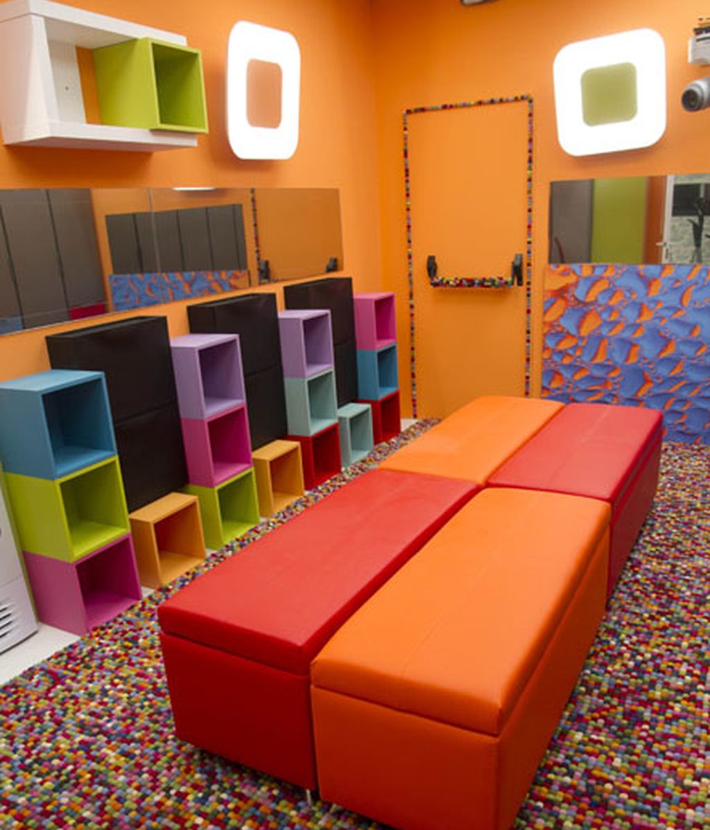 Una cama en la piscina y una ducha transparente, novedades