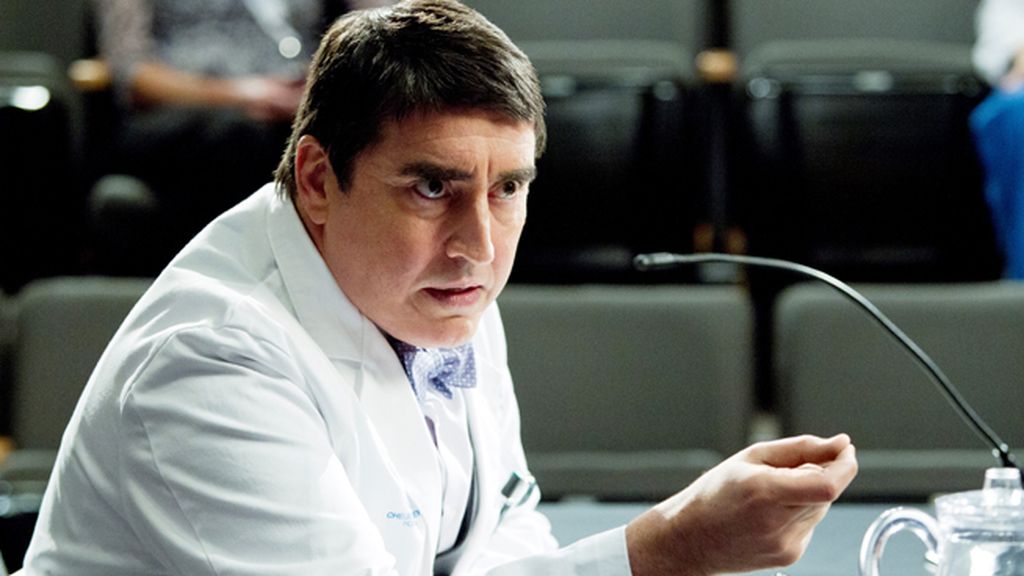 Alfred Molina es Harding Hooten