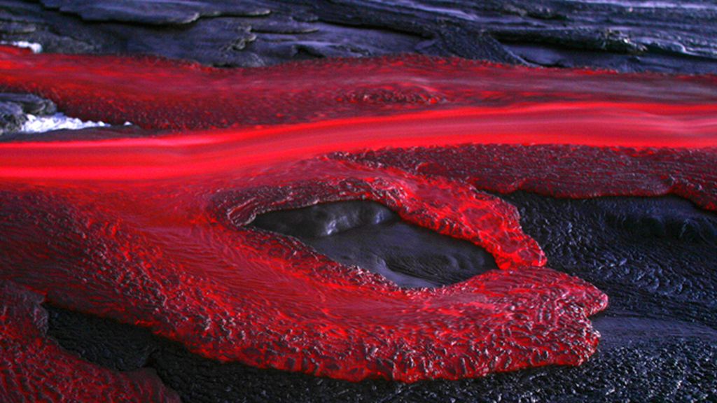 Lenguas de lava deslizándose por las laderas