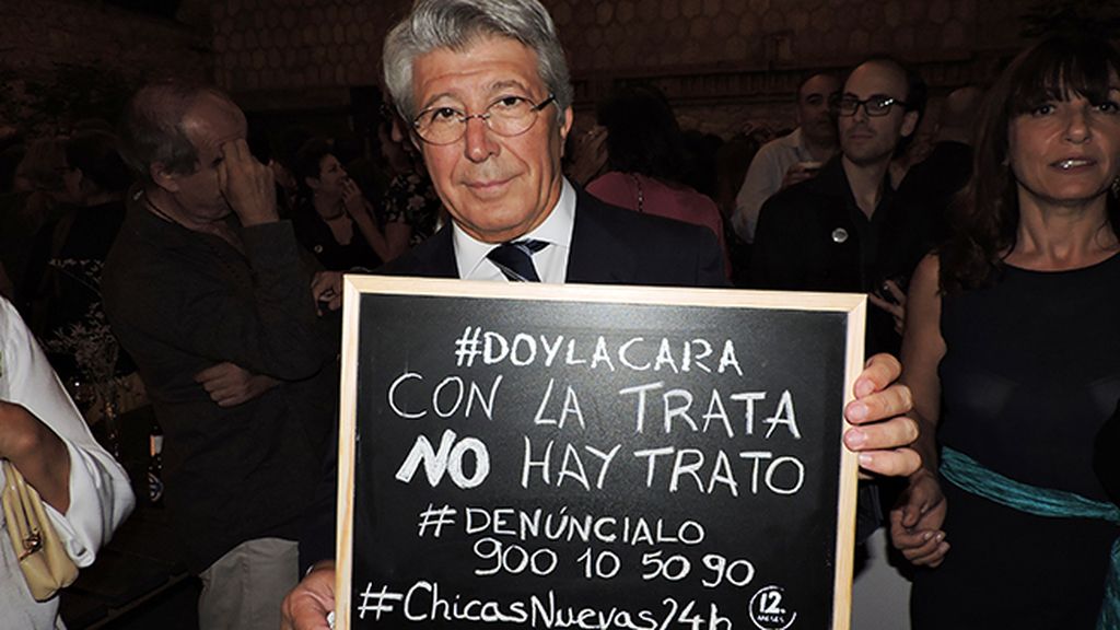 Enrique Cerezo da la cara en el estreno de 'Chicas Nuevas 24 Horas'