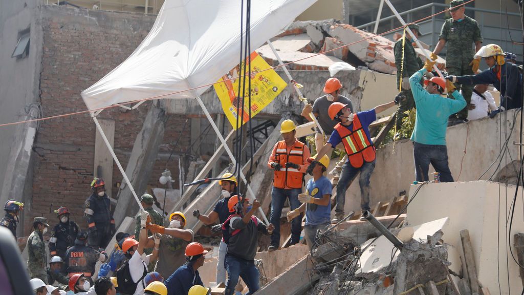 Búsqueda desesperada de Frida, una niña atrapada bajo los escombros de su colegio tras el terremoto de México