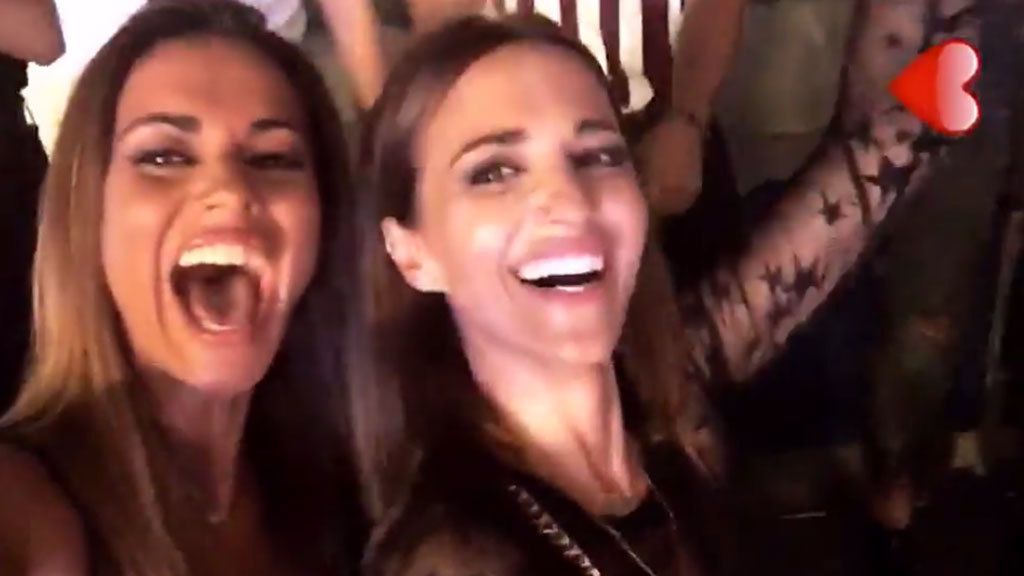 Laura y Paula compartieron grada y cantaron y bailaron al ritmo de Maluma