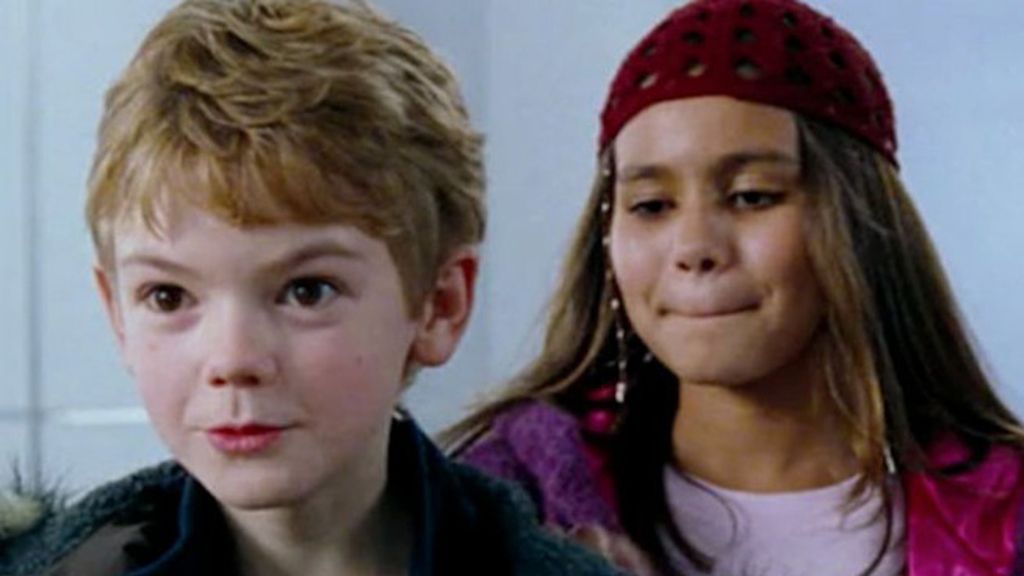 Thomas Brodie-Sangster (Sam) y Olivia Olson (Joanna Anderson)