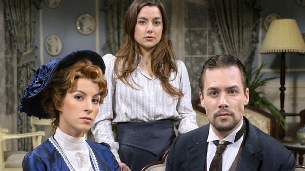 Germán (Roger Berruzo) y Cayetana (Sara Miquel), los De la Serna, y la criada, Manuela (Sheyla Fariña)