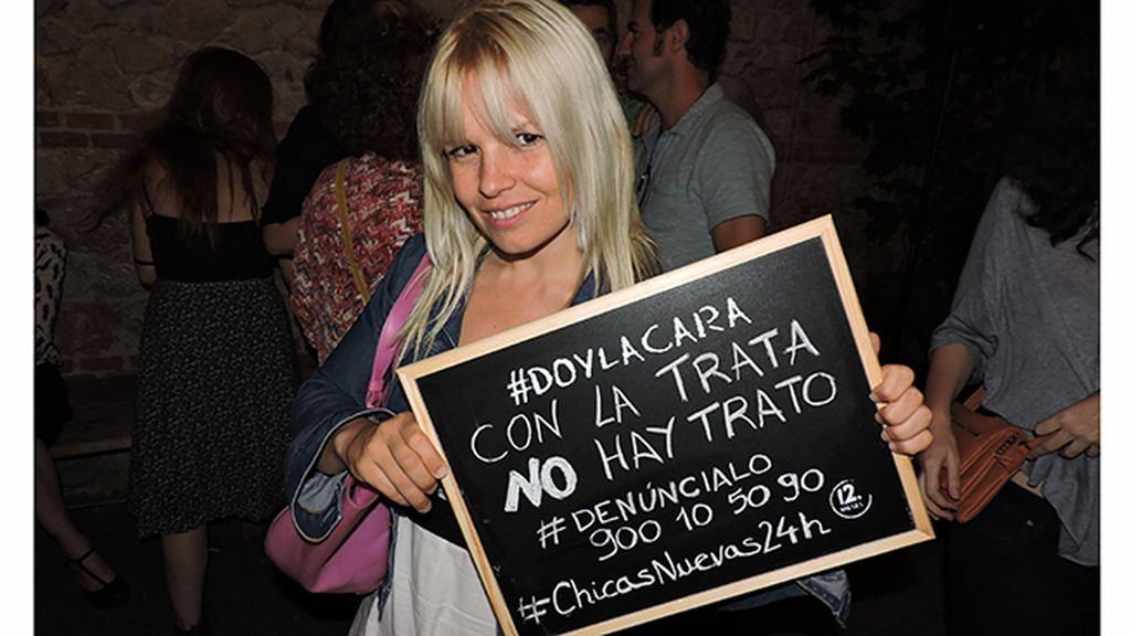 Lluvia Rojo da la cara en el estreno de 'Chicas Nuevas 24 Horas'