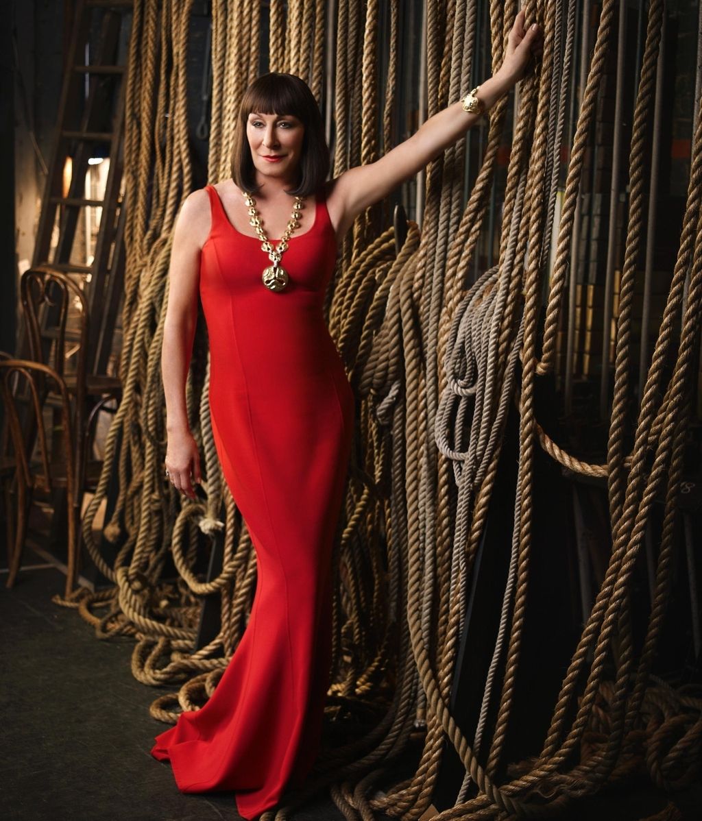 Anjelica Huston es Eileen Rand