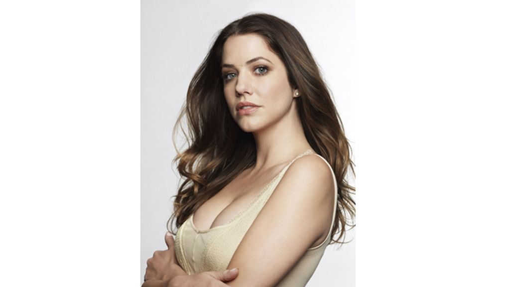 Julie Gonzalo es Rebecca Sutter