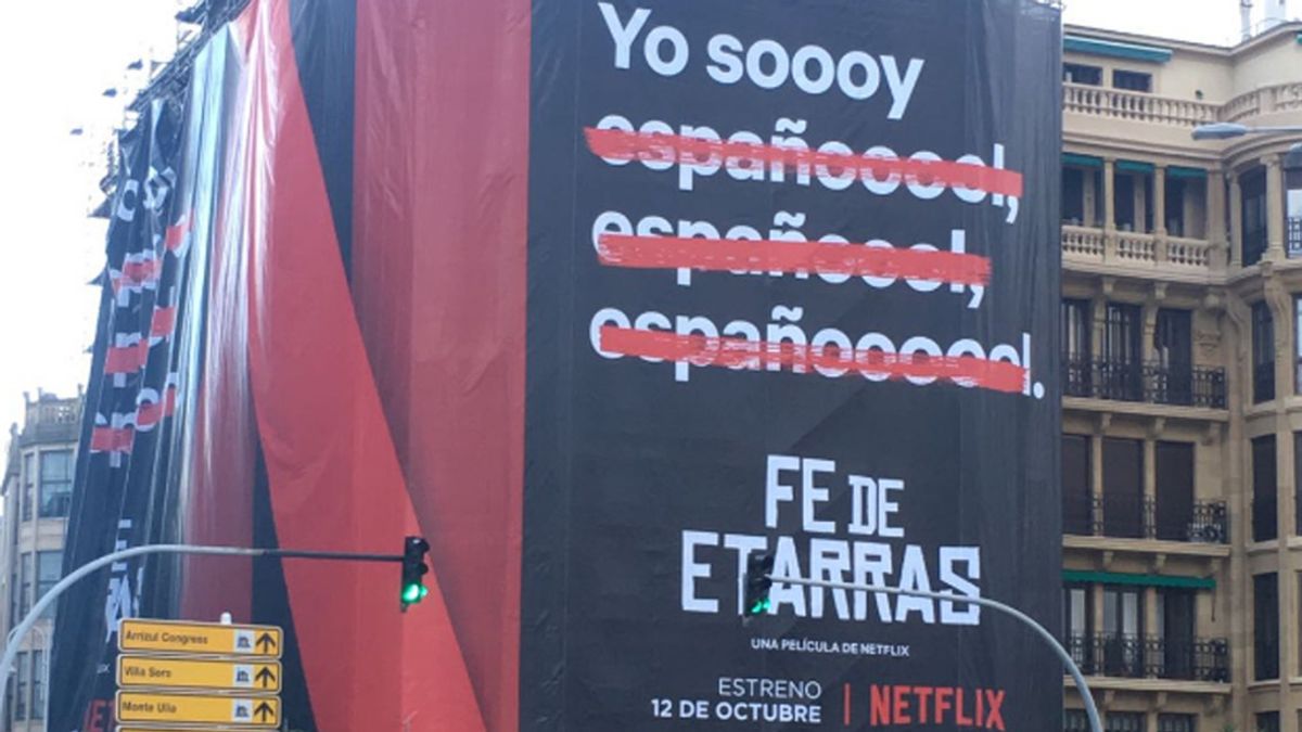 Cartel de Netflix en San Sebastián para promocionar la película 'Fe de etarras'