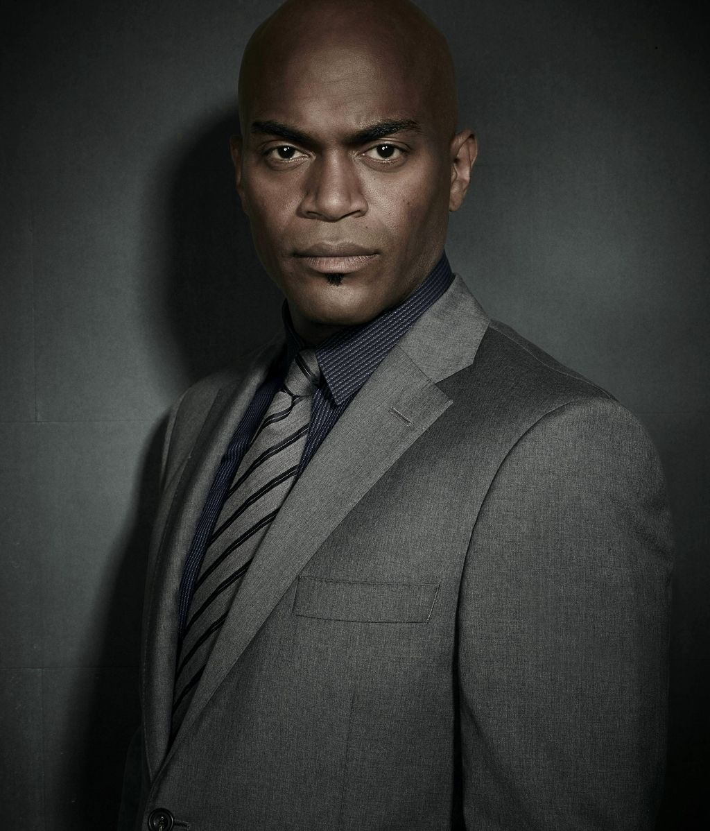 Andrew Stewart-Jones es Crispus Allen