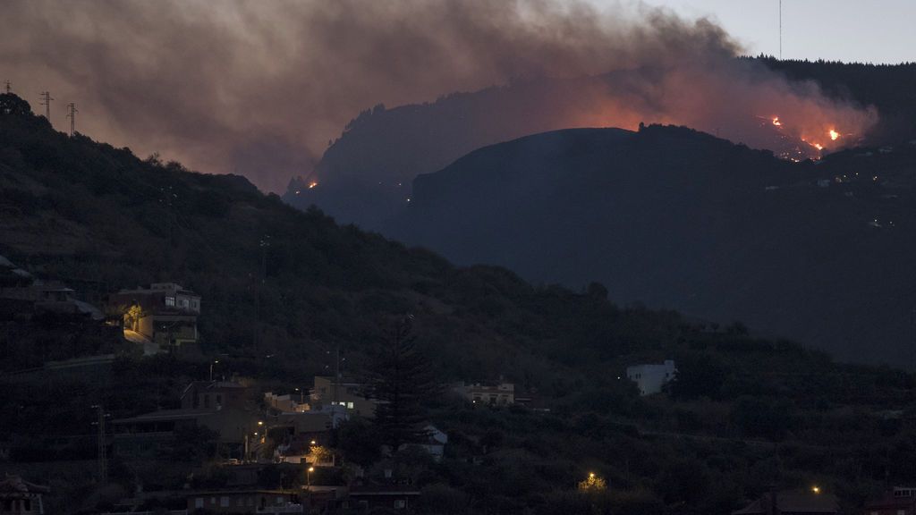 Un incendio en  la cumbre de Gran Canaria obliga a evacuar a más de 500 personas