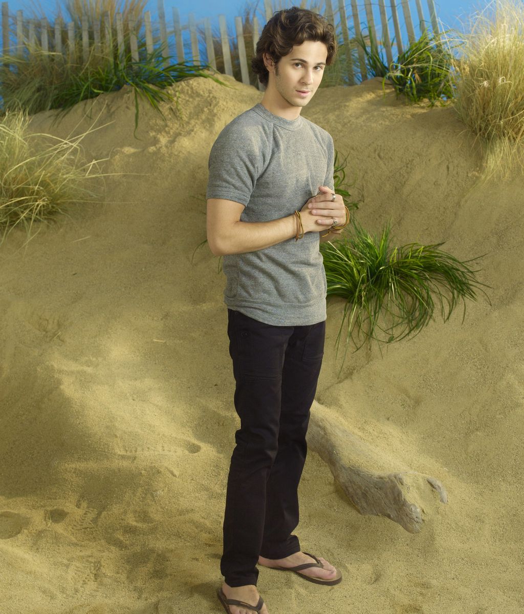 Connor Paolo es Declan Porter