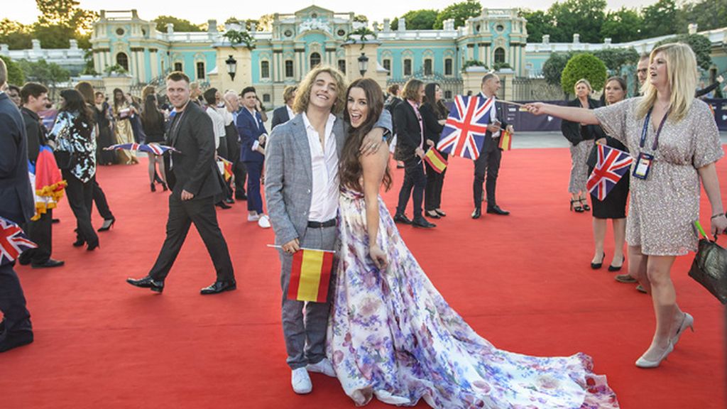 'Look' formal para desfilar por la alfombra roja de la fiesta de recibimiento, el 7 de mayo