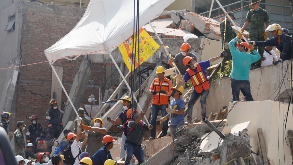 Búsqueda desesperada de Frida, una niña atrapada bajo los escombros de su colegio tras el terremoto de México