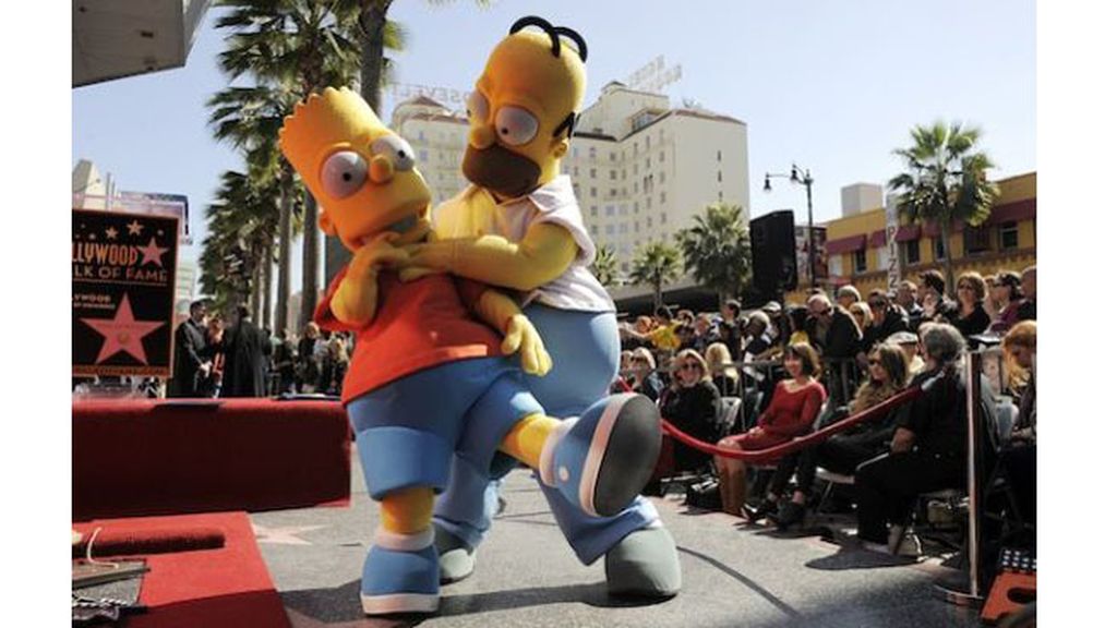 Homer y Bart, junto a sus 'voces' -Hank Azaria, Yeardley Smith y Nancy Cartwright-, acompañan al dibujante