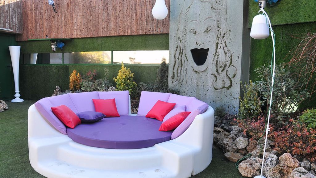 Una cama en la piscina y una ducha transparente, novedades