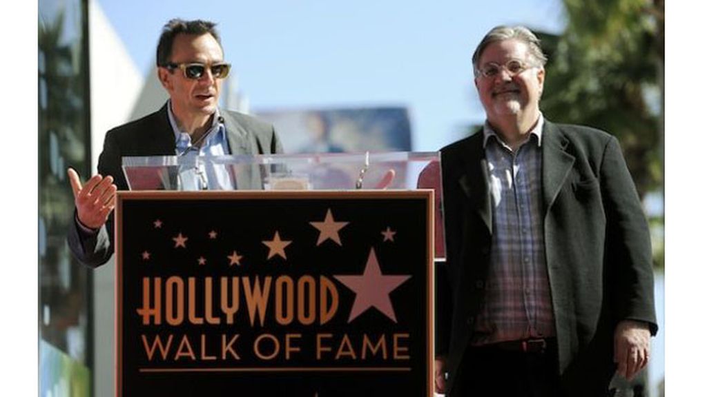 Homer y Bart, junto a sus 'voces' -Hank Azaria, Yeardley Smith y Nancy Cartwright-, acompañan al dibujante